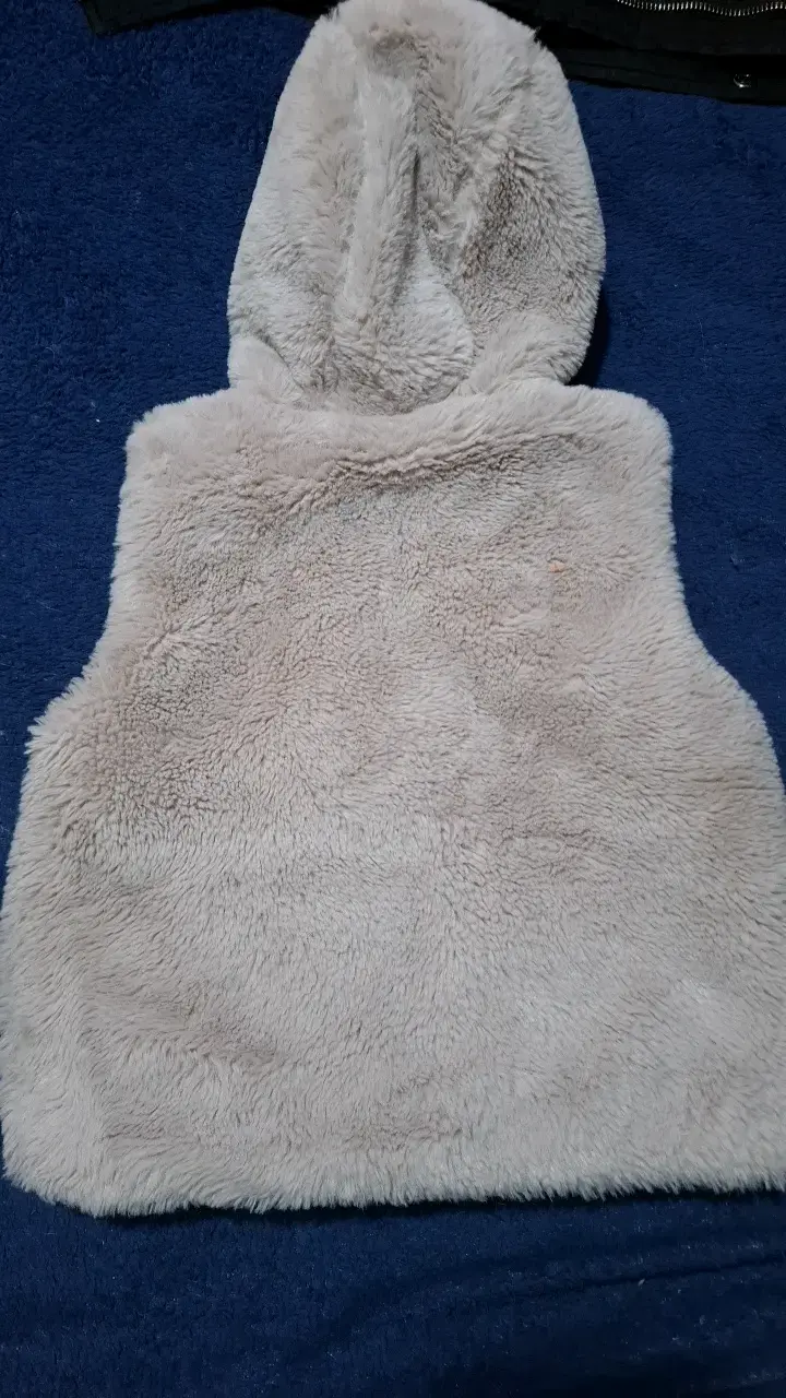 Chaleco sin mangas de peluche gris con capucha - 2