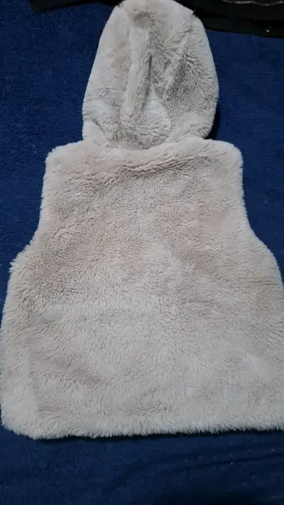 Chaleco sin mangas de peluche gris con capucha - miniatura 2