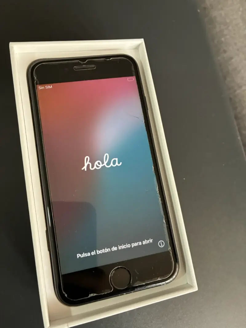 iPhone SE y Dock Parlante JBL - 3