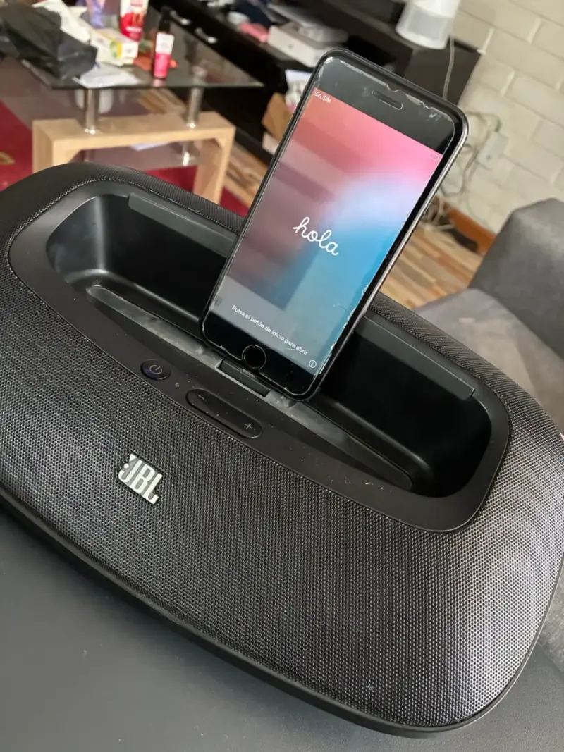 iPhone SE y Dock Parlante JBL - 5