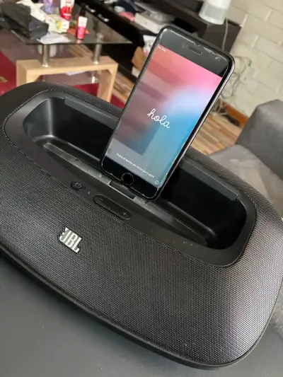 iPhone SE y Dock Parlante JBL - miniatura 5