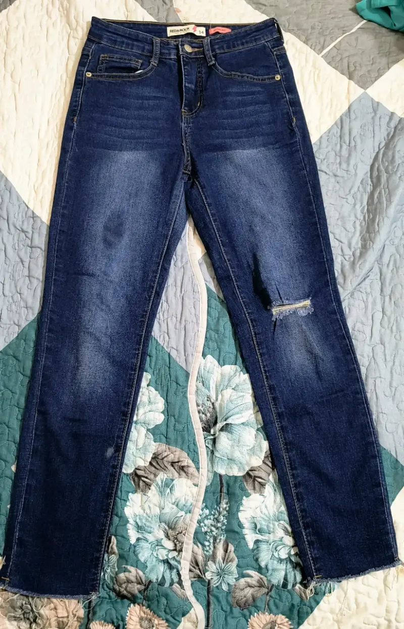 Jeans azul oscuro con diseño desgastado talla 14