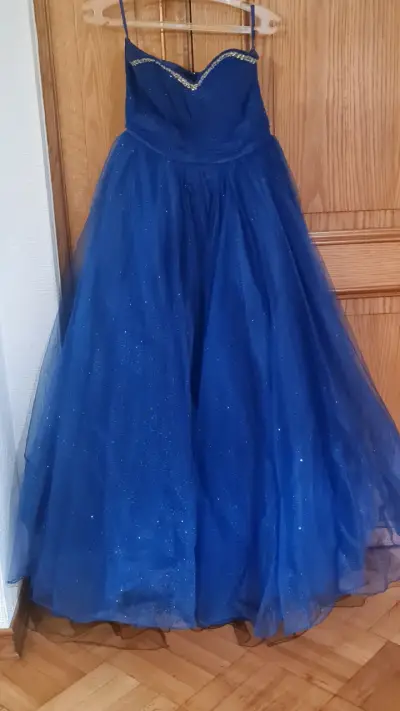 Vestido de fiesta azul con brillo y detalle de pedrería - miniatura 2
