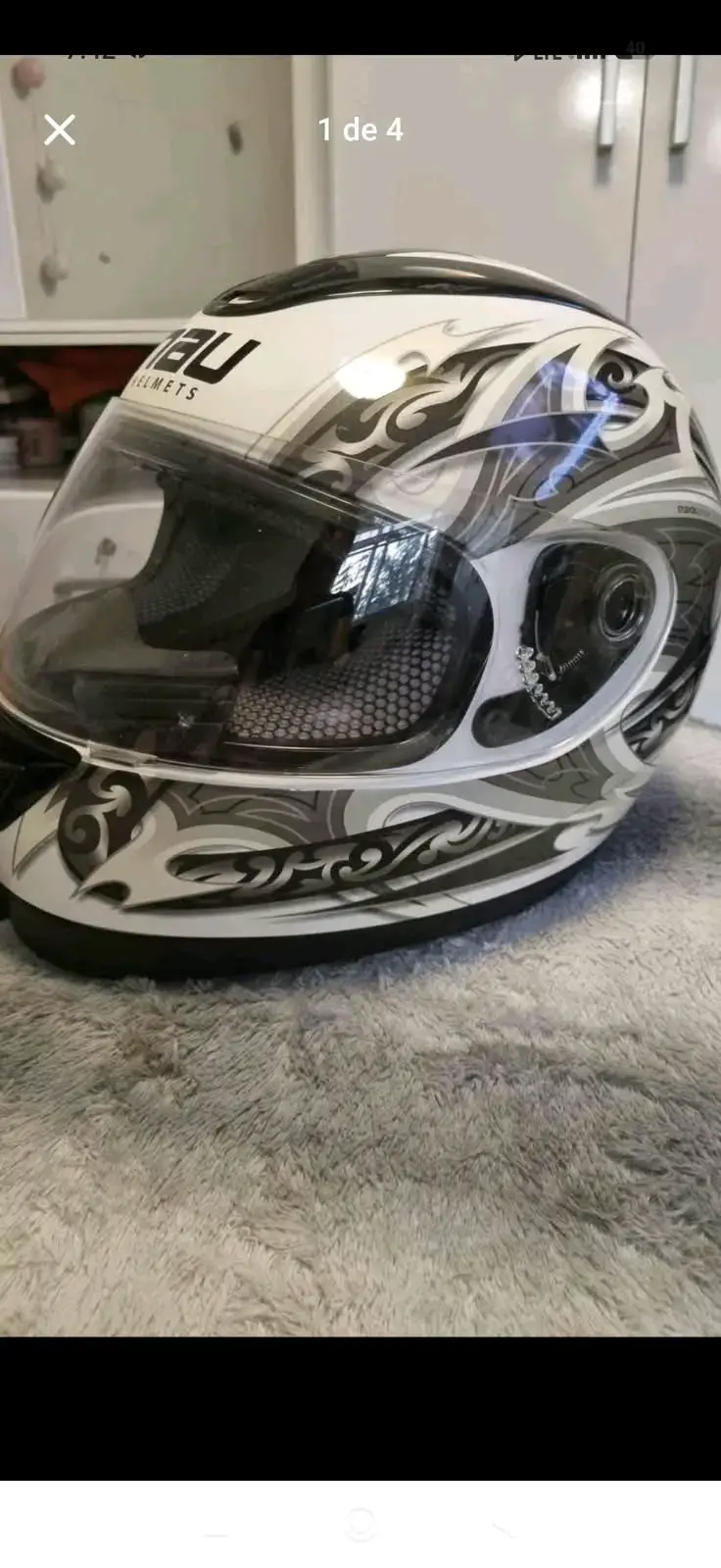 Casco integral con diseño tribal blanco y negro