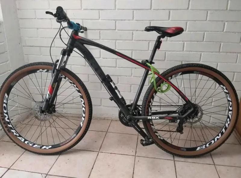 Bicicleta de montaña RBX con llantas Bontrager