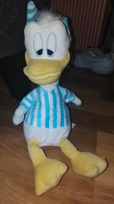 Peluche de pato donal con pijama a rayas - miniatura 1