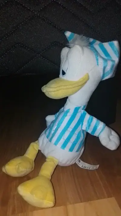 Peluche de pato donal con pijama a rayas - miniatura 2
