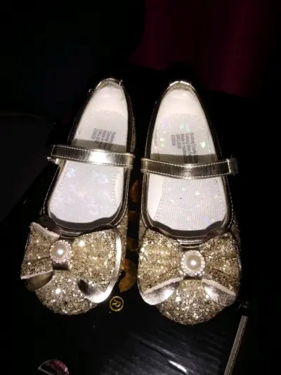Zapatos de niña dorados con lazo brillante - miniatura 1