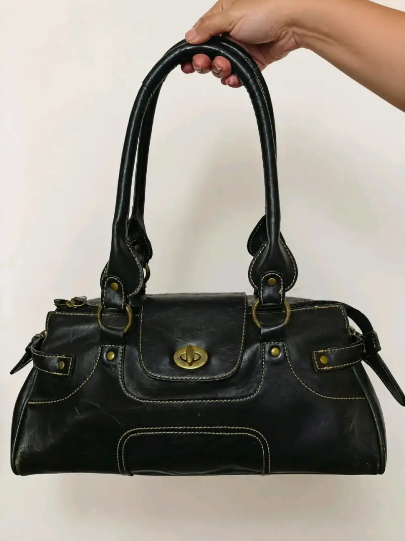 Bolso de cuero negro con detalles dorados