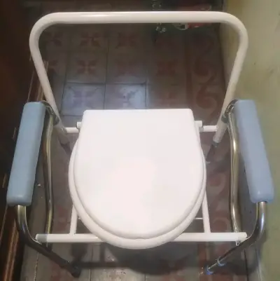 Silla de baño con inodoro portátil para adultos - miniatura 1