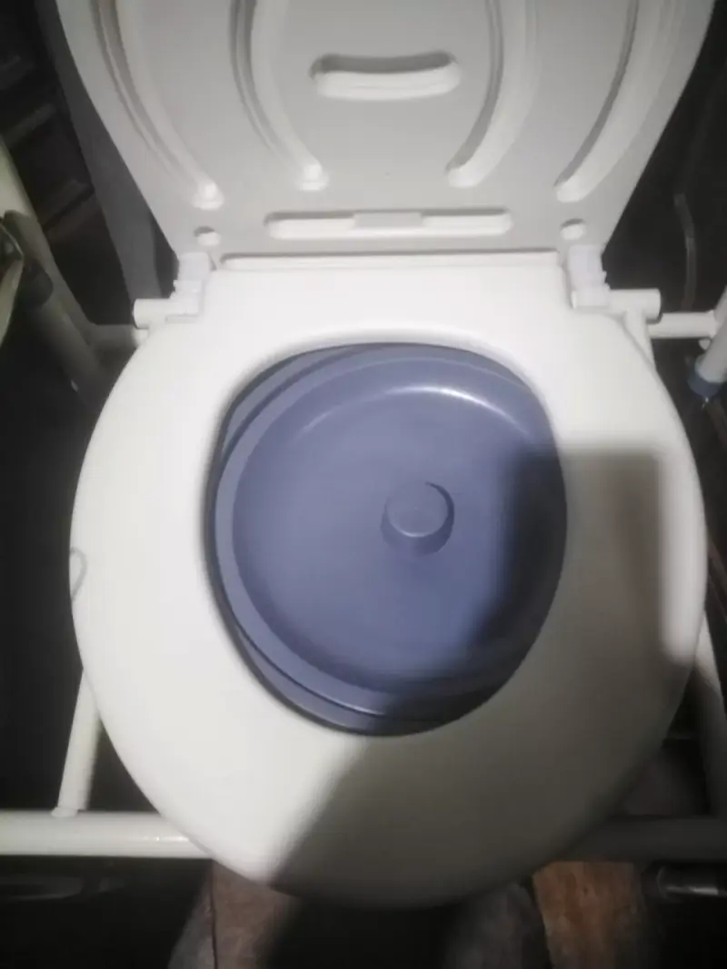 Silla de baño con inodoro portátil para adultos - 2