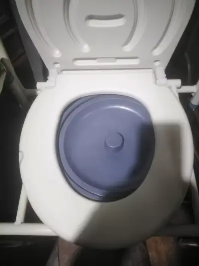 Silla de baño con inodoro portátil para adultos - miniatura 2