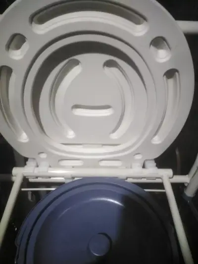 Silla de baño con inodoro portátil para adultos - miniatura 4