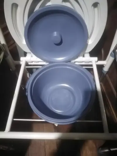Silla de baño con inodoro portátil para adultos - miniatura 5