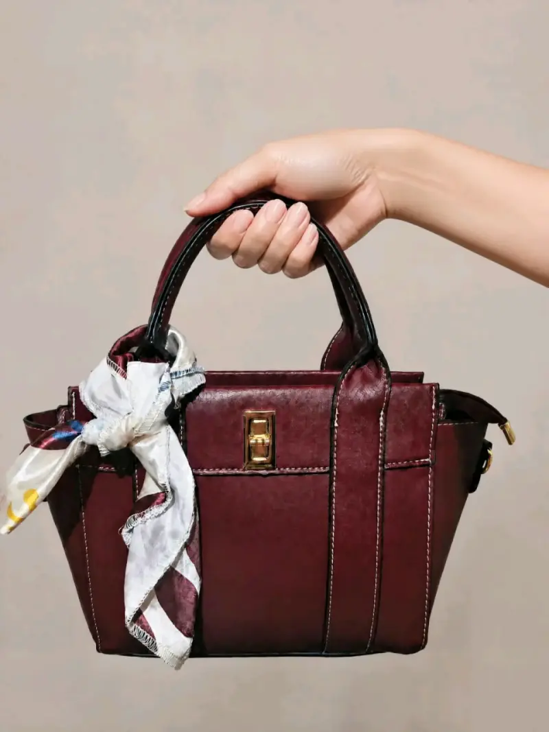 Cartera de mano burdeos con pañuelo decorativo