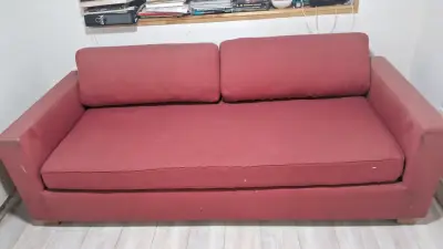Sofá rojo de tela en buen estado, una plaza - miniatura 1