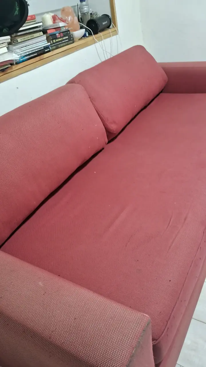 Sofá rojo de tela en buen estado, una plaza - 2
