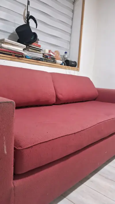 Sofá rojo de tela en buen estado, una plaza - miniatura 5