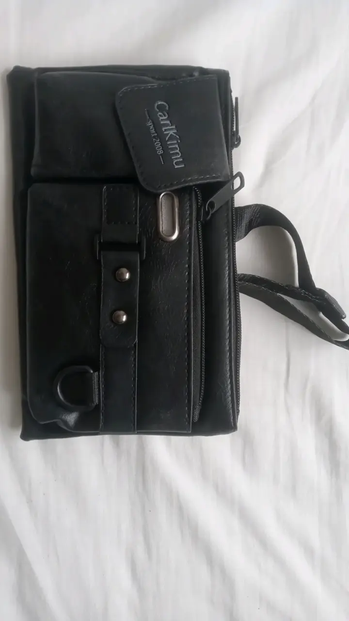 Bolso bandolera negro CarlKimu con múltiples compartimentos - 1