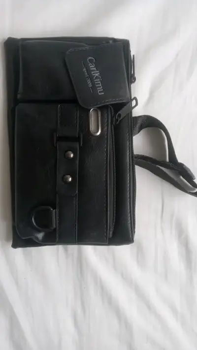 Bolso bandolera negro CarlKimu con múltiples compartimentos - miniatura 1