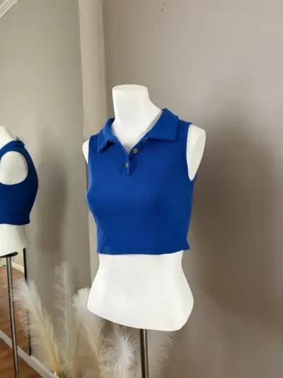 Top sin mangas azul con cuello polo - miniatura 1