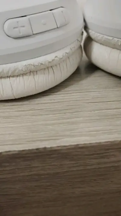 Audífonos inalámbricos blancos JBL - miniatura 2