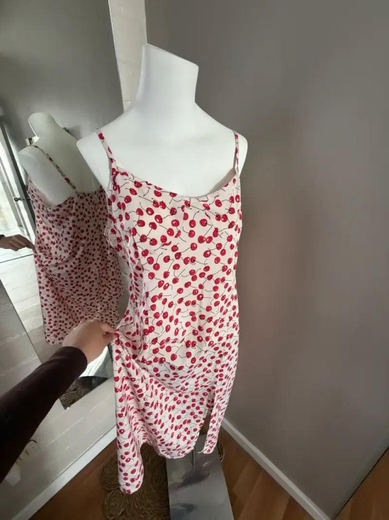 Vestido de tirantes con estampado de cerezas - 2