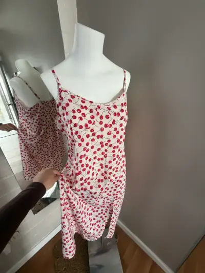 Vestido de tirantes con estampado de cerezas - miniatura 2