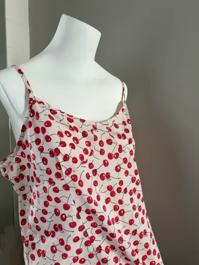 Vestido de tirantes con estampado de cerezas - miniatura 3