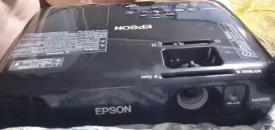 Proyector Epson con HDMI en buen estado - miniatura 1