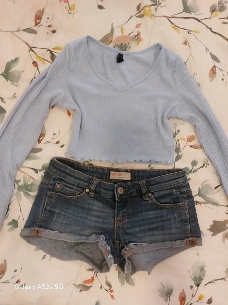 Conjunto de polera azul y shorts de mezclilla