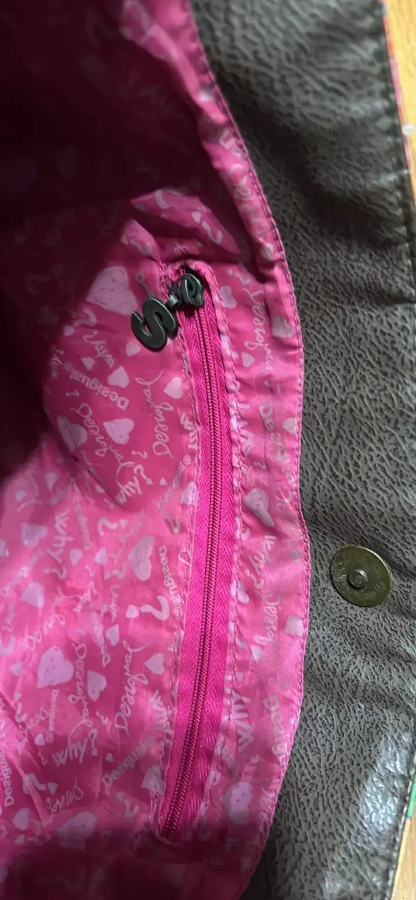 Bolso bandolera Desigual colorido con diseño único - 4