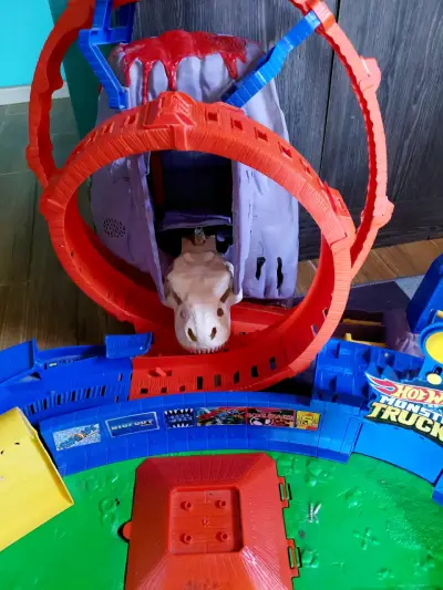 Pista de Juego Hot Wheels Monster Trucks con Dinosaurio - miniatura 3