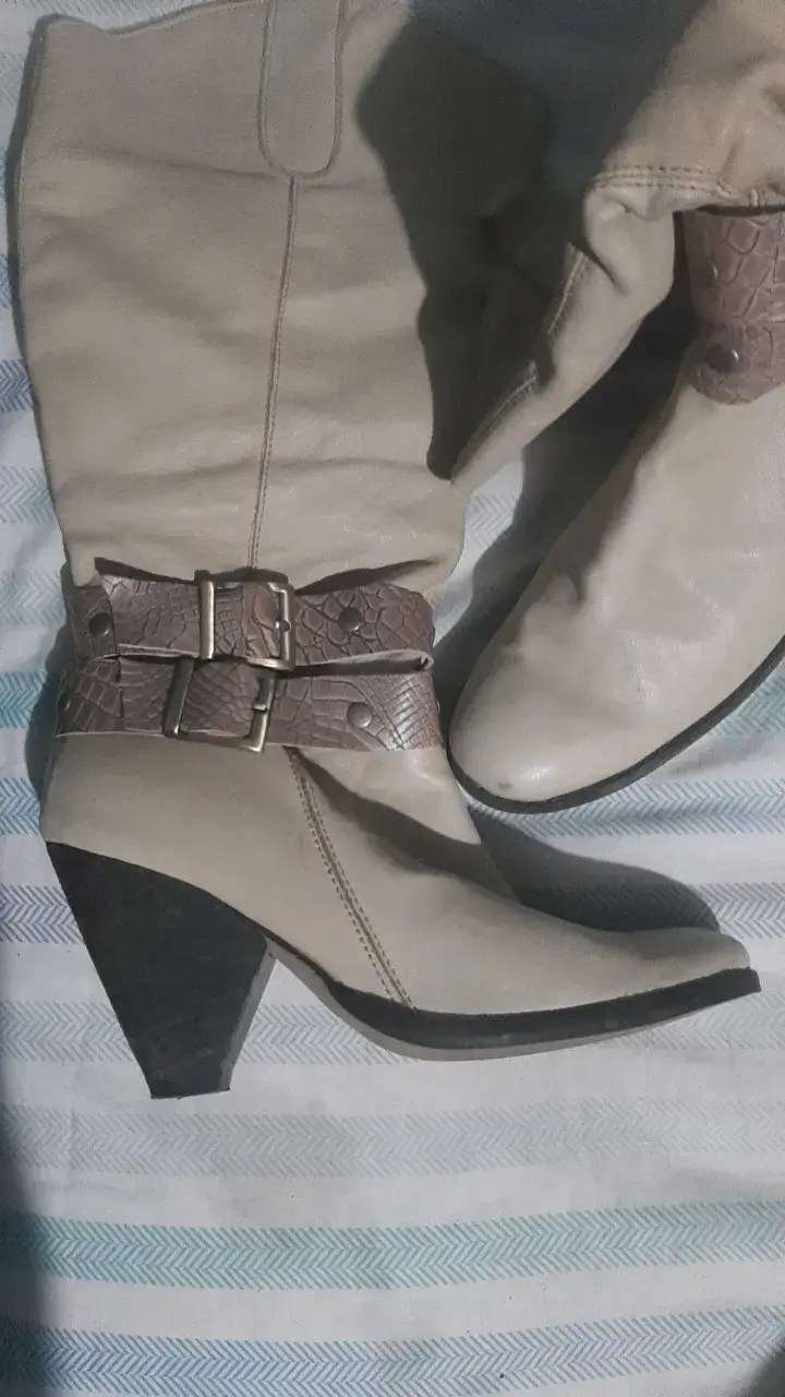 Botas de cuero beige con tacón alto - 1