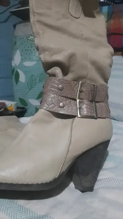 Botas de cuero beige con tacón alto - miniatura 2