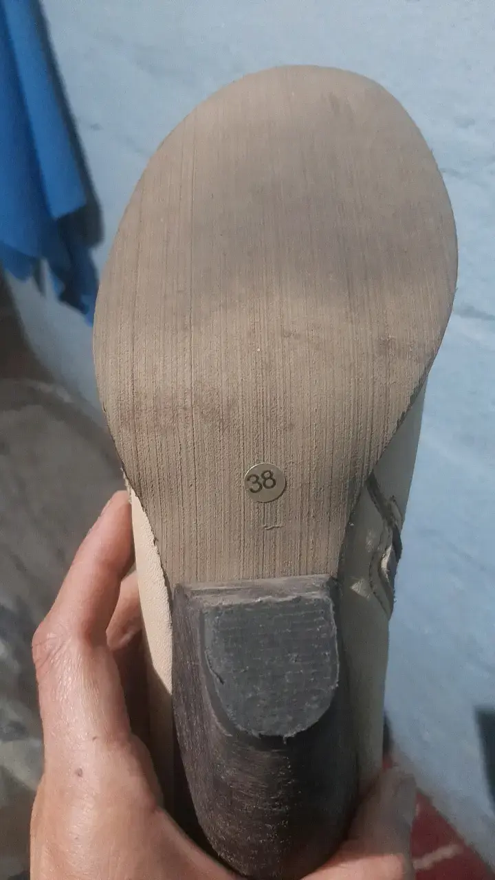 Botas de cuero beige con tacón alto - 3