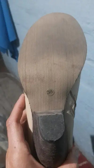 Botas de cuero beige con tacón alto - miniatura 3