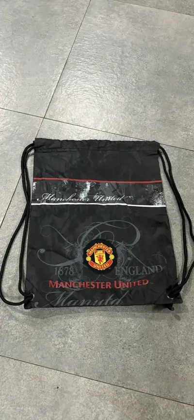 Bolsa deportiva Manchester United negra - miniatura 1
