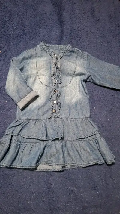 Vestido de mezclilla para niña con volantes - miniatura 1