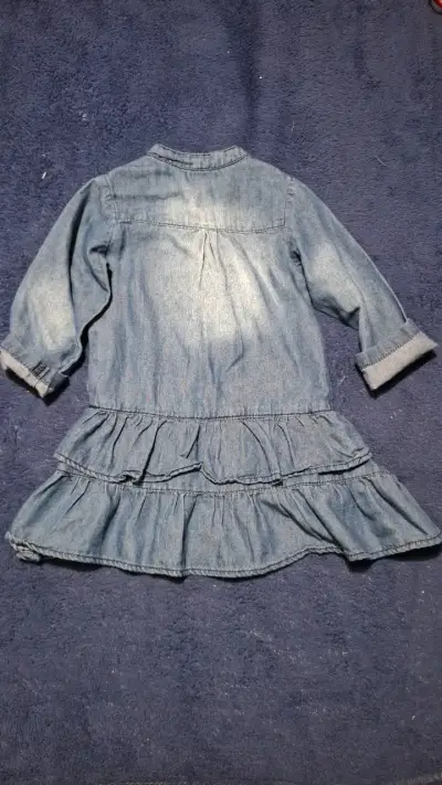 Vestido de mezclilla para niña con volantes - miniatura 2