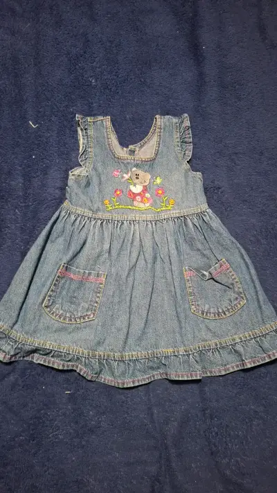 Vestido de mezclilla para niña con bordado de oso - miniatura 1