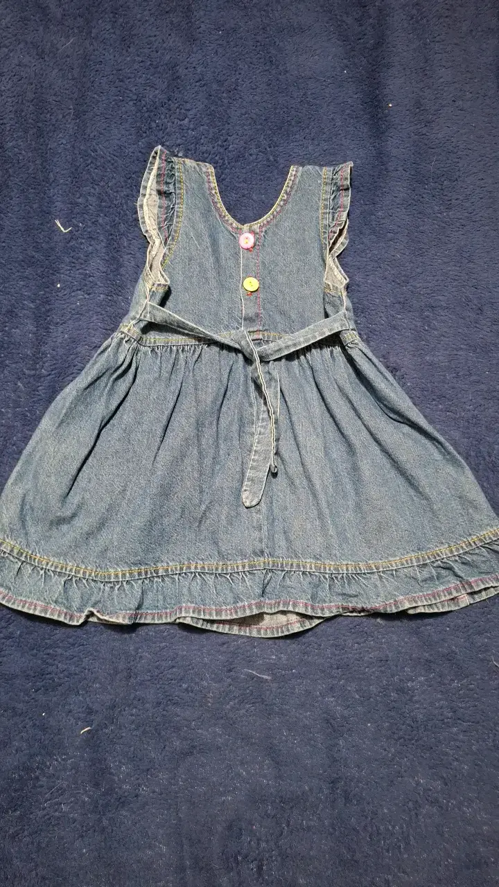 Vestido de mezclilla para niña con bordado de oso - 2