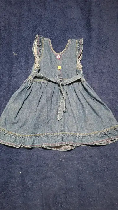 Vestido de mezclilla para niña con bordado de oso - miniatura 2