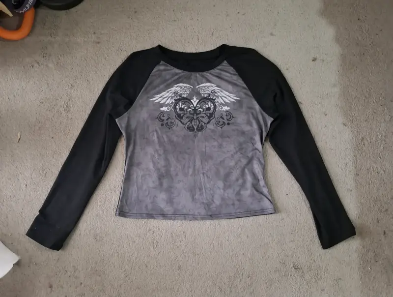 Polera manga larga con diseño de alas talla L