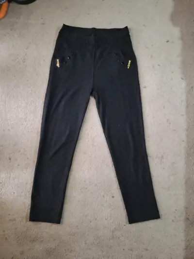 Pantalones negros ajustados con detalles dorados - miniatura 1