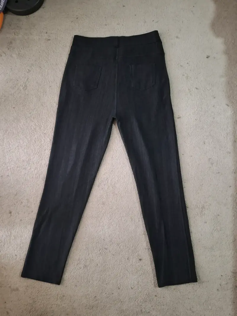 Pantalones negros ajustados con detalles dorados - 2