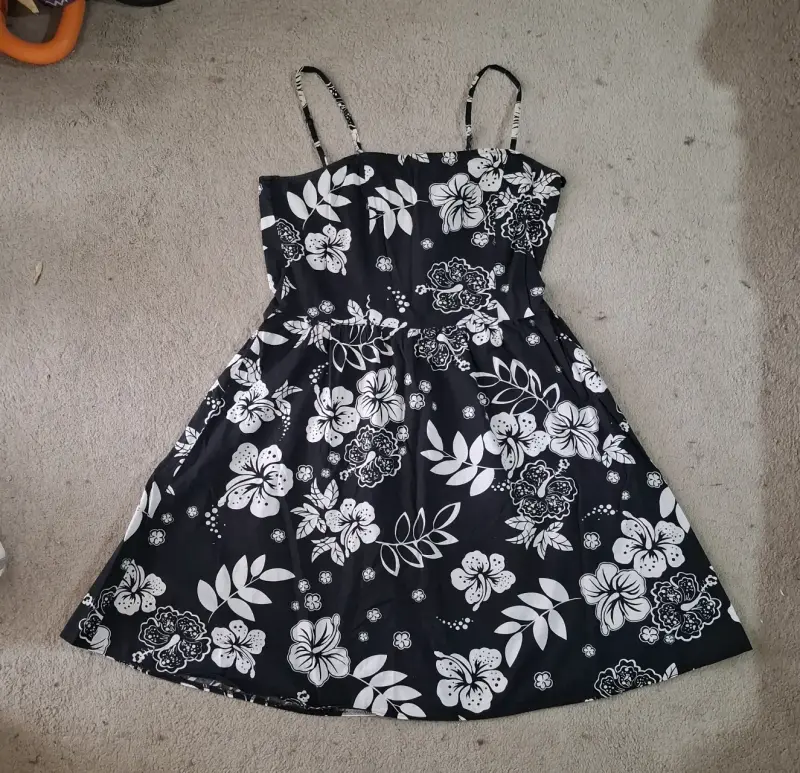 Vestido floral negro con tirantes