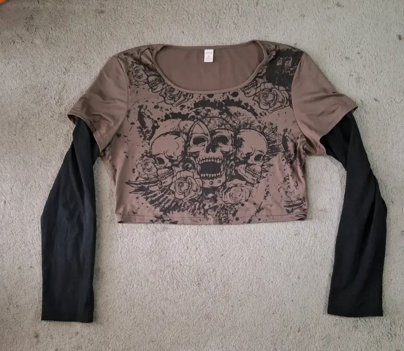 Polera manga larga con diseño de calaveras