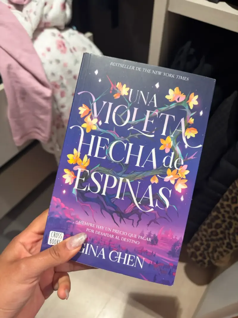 Libro 'Una Violeta Hecha de Espinas' de Gina Chen
