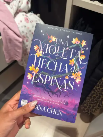 Libro 'Una Violeta Hecha de Espinas' de Gina Chen - miniatura 1